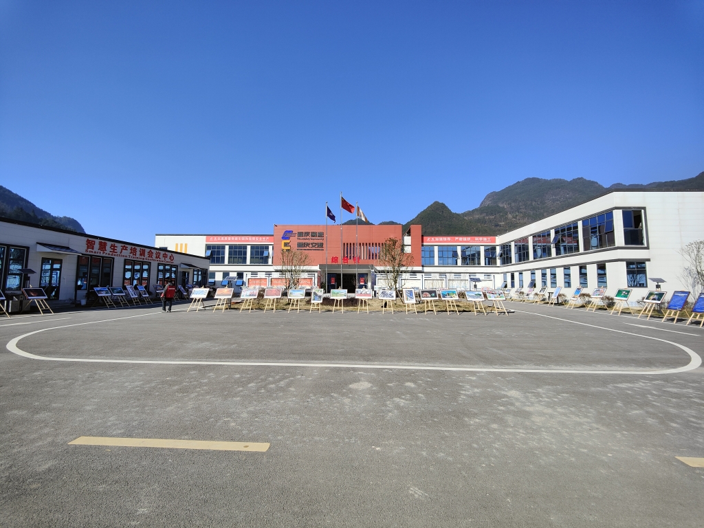 2022年11月14日，，，，，，重庆尊龙时凯公路建设史上摄影展首次走进建设工地——巫云开公司组织“贯彻落实党的二十大精神 起劲开创巫云开建设新时势——巫云开尊龙时凯摄影巡展”。。。。 (1)