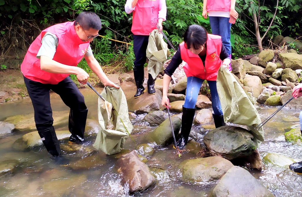 5.27日，，，为了提倡“人与自然协调共生”，，，天城治理中心党支部与天城镇诗仙社区党支部开展共建活动，，，组织青年党员自愿者前往万州区天城镇永生河流域周围整理 ( (5)